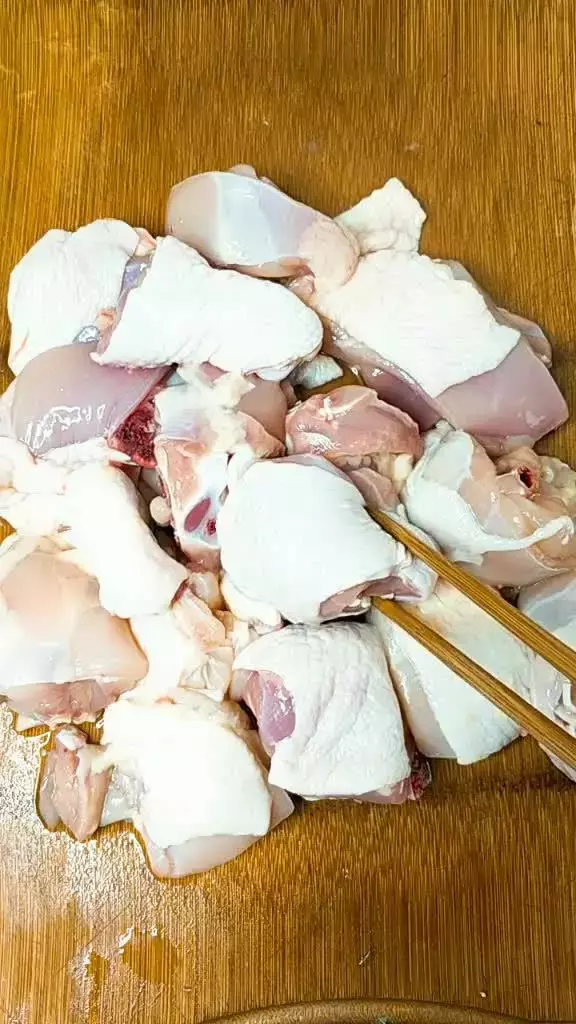 剁椒雞塊做法簡單超級美味,肉質鮮嫩汁水美,下飯吃一級棒!