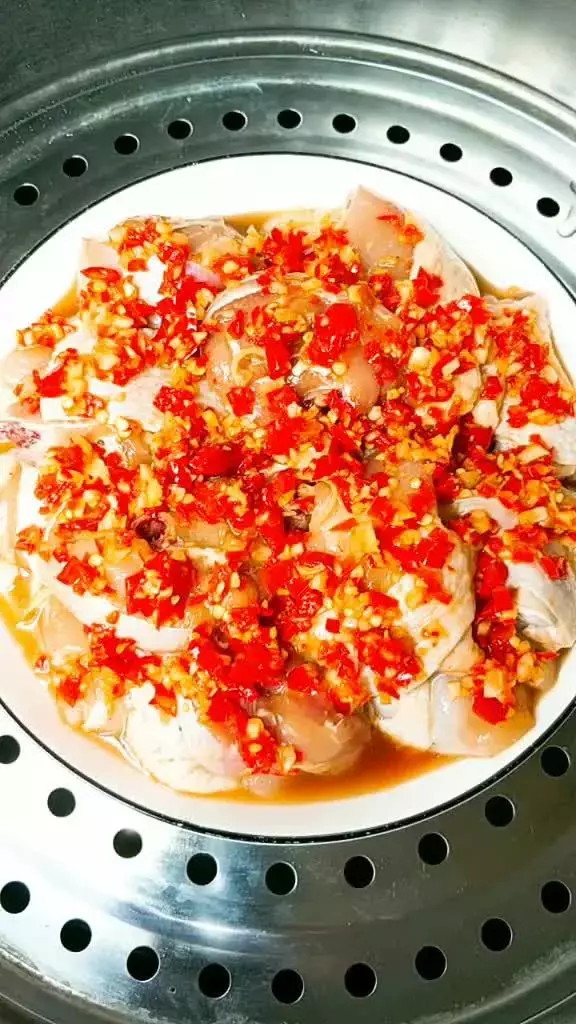 剁椒雞塊做法簡單超級美味,肉質鮮嫩汁水美,下飯吃一級棒!