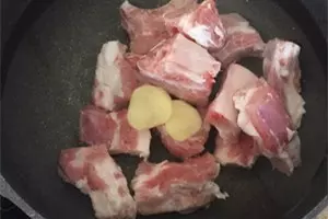酸甜鮮香的烏梅排骨專治沒胃口,在一絲涼意的秋天溫暖你的胃