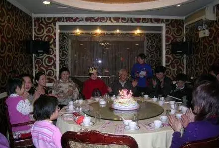 婆婆過大壽,丈夫死活也不讓我去,偷偷跑去,我捂嘴轉身離開