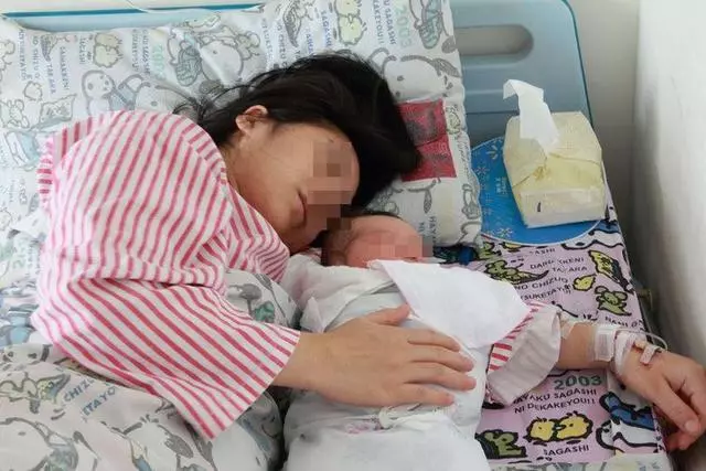 生完孩子,丈夫接一電話後逼我離婚,搶過手機一看,我傻了眼