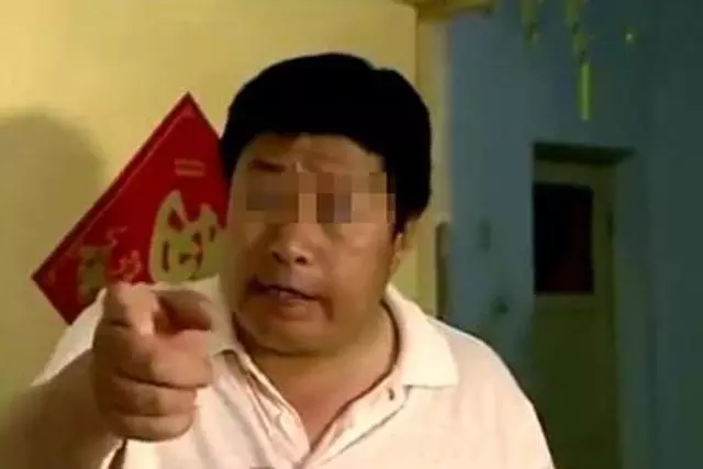 生完孩子,丈夫接一電話後逼我離婚,搶過手機一看,我傻了眼