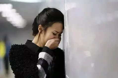 生完孩子,丈夫接一電話後逼我離婚,搶過手機一看,我傻了眼