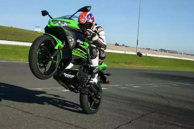 川崎WSBK橫掃群雄提前奪冠,國內低調熱銷忍者400小跑車