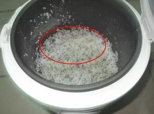 電飯煲蒸飯愛粘鍋怎麼辦,教你1妙招,米飯粒粒飽滿還不粘鍋