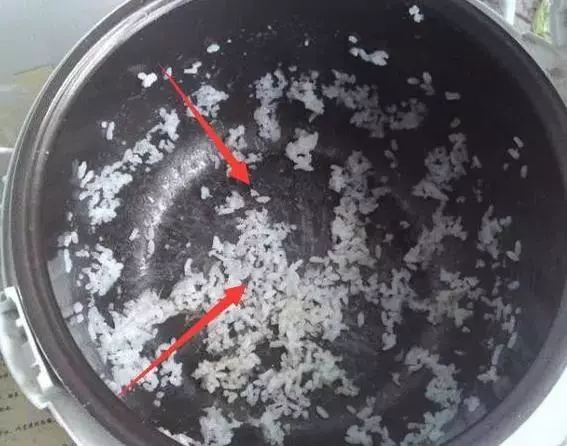 電飯煲蒸飯愛粘鍋怎麼辦,教你1妙招,米飯粒粒飽滿還不粘鍋
