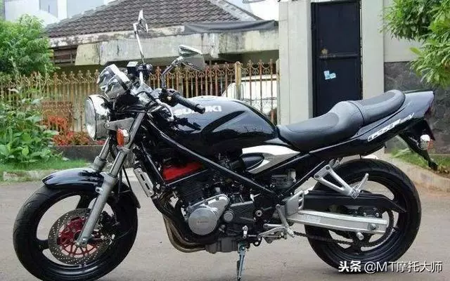 搭載進口發動機,與本田CB400齊名,卻被摩友稱為修不好的車型!