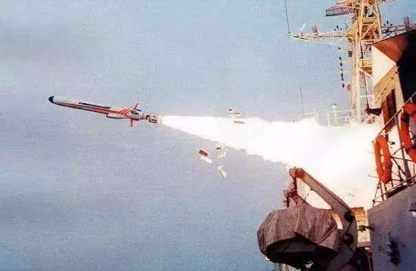 美萬噸軍艦被飛彈打了個大窟窿,專家:中國還有更厲害的