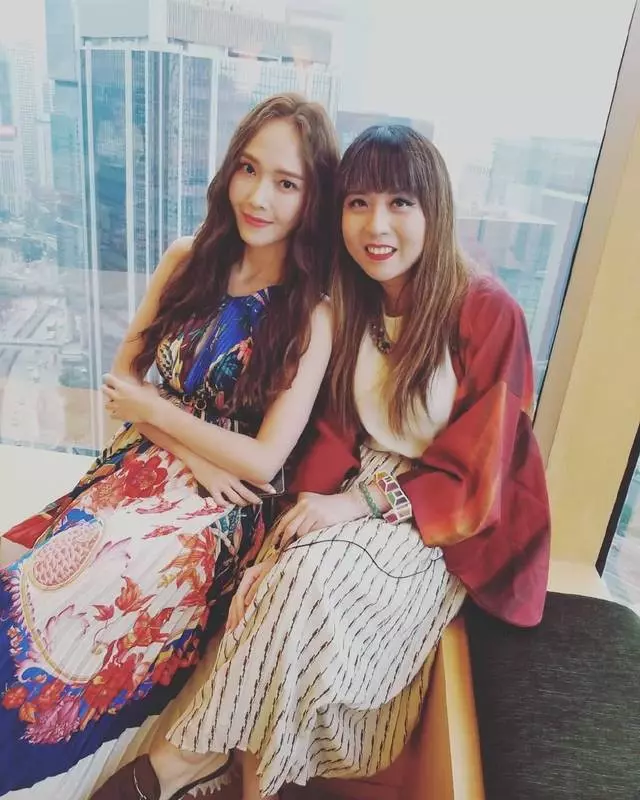 鄭秀妍才是真女神,裙子這麼花都穿出高級感,未修圖顏值依舊扛打