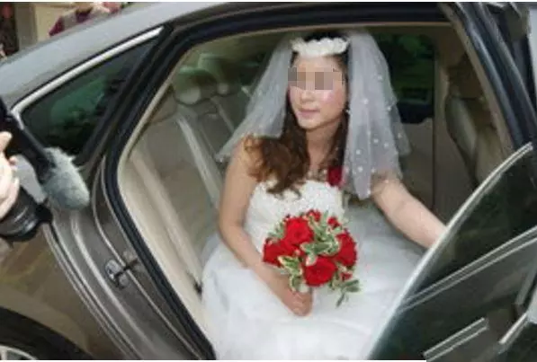 新娘下車時車頂落只烏鴉,婆婆勸離婚,丈夫堅持結婚,半年後報喪