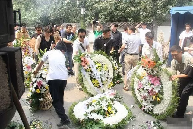 新娘下車時車頂落只烏鴉,婆婆勸離婚,丈夫堅持結婚,半年後報喪