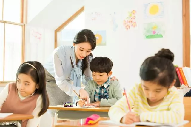 爸爸姓付,給孩子取名,上學後老師點完名字臉紅了:這是占我便宜