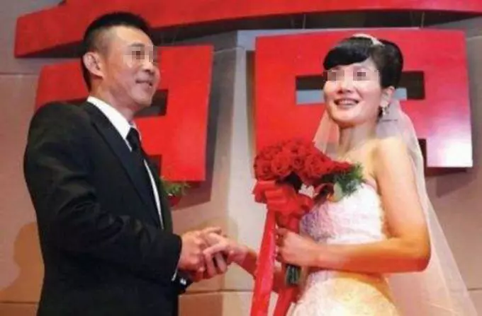 嫂子結婚,小姑子送一皮包,她嫌丑扔了,清潔工打開一瞧,報了警