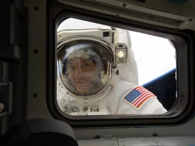 20張圖詳解57年人類太空如廁經歷,這就是一部人類的尷尬史