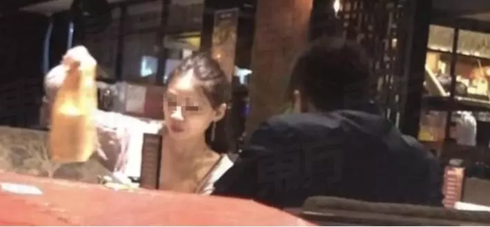 妻子首度曝光!谷阿莫與『妖艷美女』上街約會被偷拍,鬆口認『那是我老婆』!