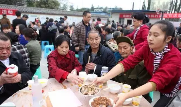 小姑子生下孩子滿月擺酒,我送三千紅包,看到朋友圈,我掀了桌子