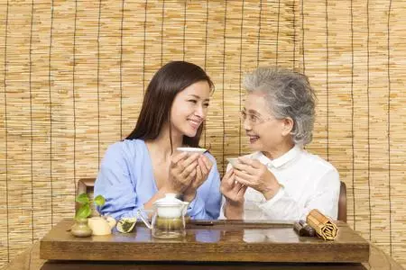 我坐月子,婆婆嫌天太熱老開空調,娘家媽說的話讓她無地自容!