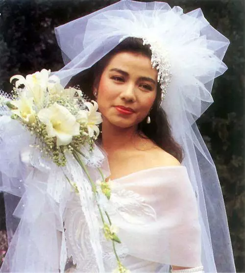 張曼玉穿婚紗,林青霞穿婚紗,邱淑貞穿婚紗,都輸給了她穿婚紗!