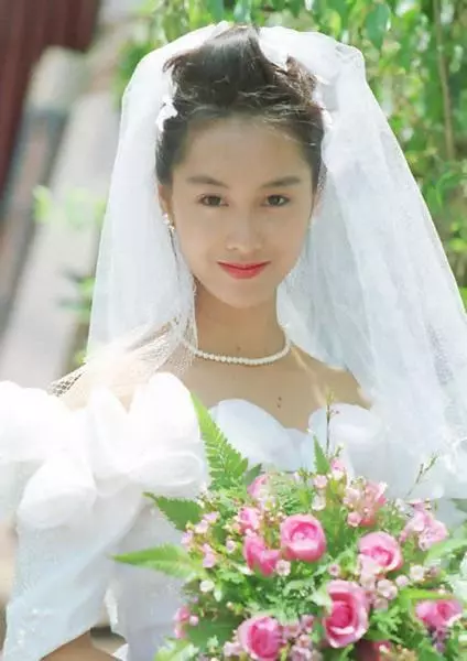 張曼玉穿婚紗,林青霞穿婚紗,邱淑貞穿婚紗,都輸給了她穿婚紗!