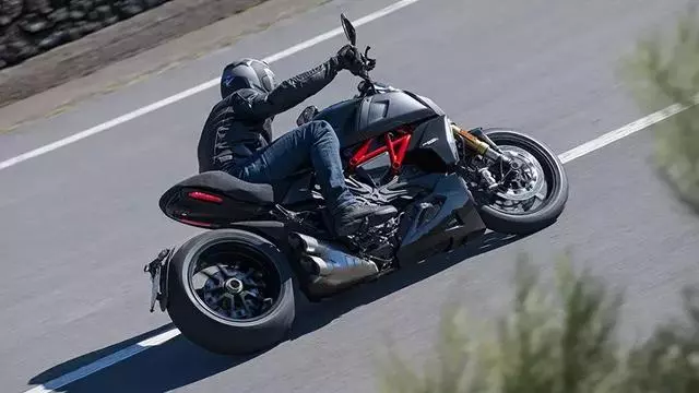 杜卡迪發布「變態版」V4缸跑車和大魔鬼