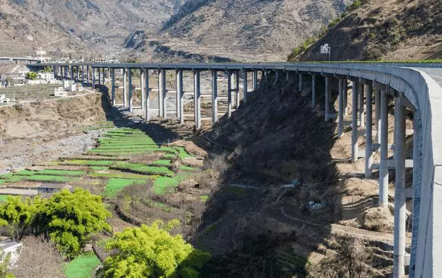 中國一條逆天高速!240km全程高架,外國專家:唯有中國才能做到