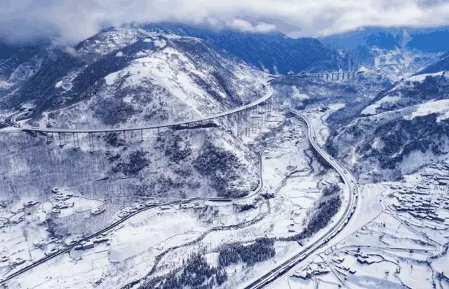 中國一條逆天高速!240km全程高架,外國專家:唯有中國才能做到
