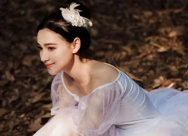 結婚三年沒懷孕,老公留張銀行卡和我離婚,十年後查看餘額我傻住
