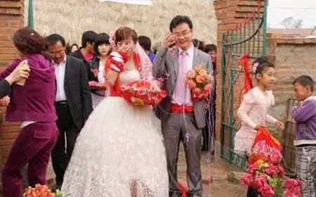 母親找俺借錢,剛轉8萬過去,接到婆婆的電話,俺的婚姻夭折
