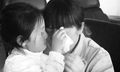 4歲女兒太黏我,在家偷裝監控,回家看完監控,我結束第二段婚姻