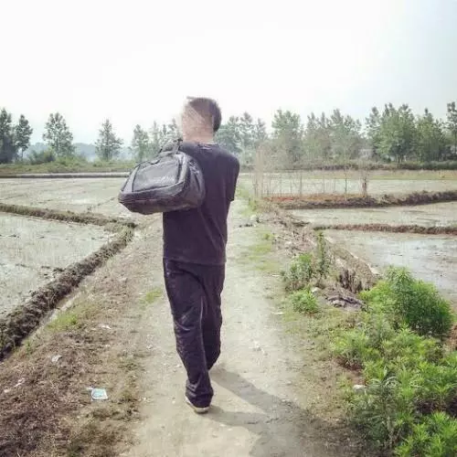 外甥考上大學我給一千塊紅包,姐姐嫌少扔掉,拆開後我卻淚流滿面