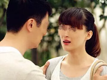 外甥考上大學我給一千塊紅包,姐姐嫌少扔掉,拆開後我卻淚流滿面
