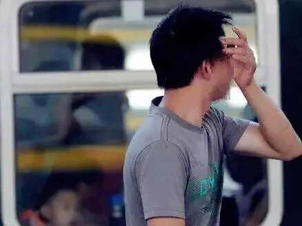 外甥考上大學我給一千塊紅包,姐姐嫌少扔掉,拆開後我卻淚流滿面
