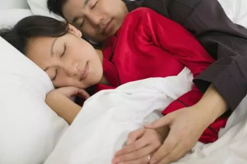兒媳進門多年肚子一直沒動靜,婆婆檢查房間,發現兒子難言之隱