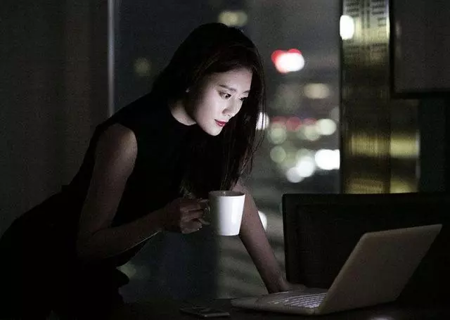 老婆加班,俺惡搞用哥們手機給她發體貼信息,老婆的回覆俺蒙了