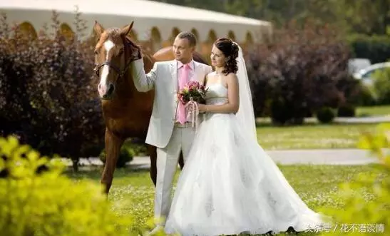 弟弟結婚,女子瞞著丈夫多給兩萬,一個月後回娘家,推開門她愣了