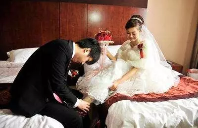 結婚晚上,丈夫洗澡時婆婆一連給他發十條語音,聽完後砸了她房間