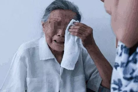 結婚晚上,丈夫洗澡時婆婆一連給他發十條語音,聽完後砸了她房間