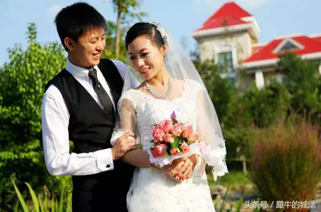小姑子懷孕我陪她逛街,出門忘帶手機返回拿,無意聽見真相,扎心