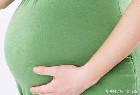 小姑子懷孕我陪她逛街,出門忘帶手機返回拿,無意聽見真相,扎心