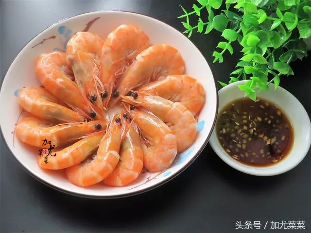 蝦,千萬不要直接加水煮,學會這一招,蝦肉鮮嫩,吃幾十年才曉得!