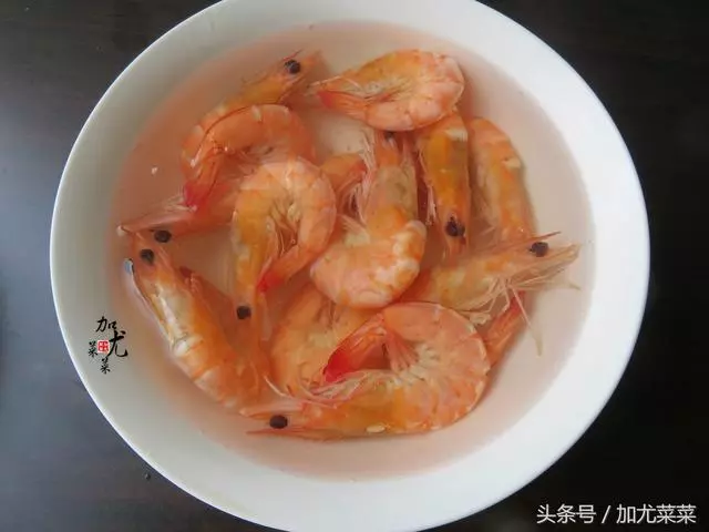 蝦,千萬不要直接加水煮,學會這一招,蝦肉鮮嫩,吃幾十年才曉得!