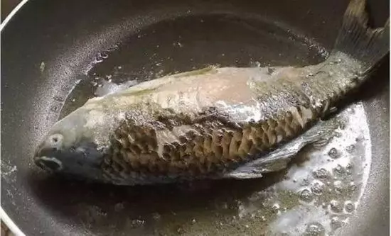 40年大廚:煎魚別直接下油鍋煎!多加1步,魚皮不破不粘鍋!