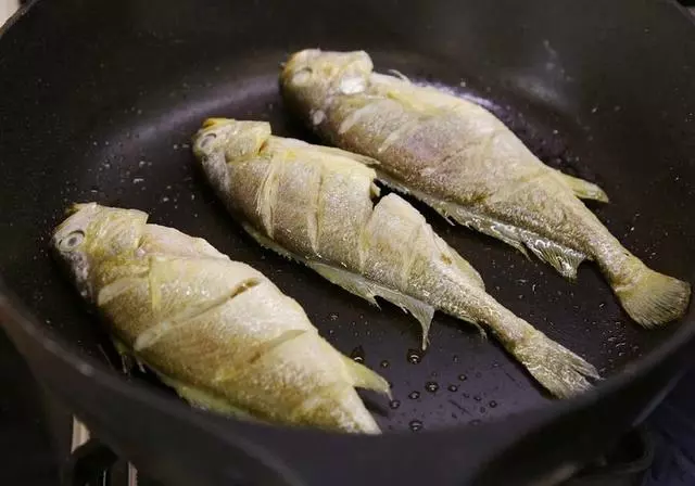 40年大廚:煎魚別直接下油鍋煎!多加1步,魚皮不破不粘鍋!