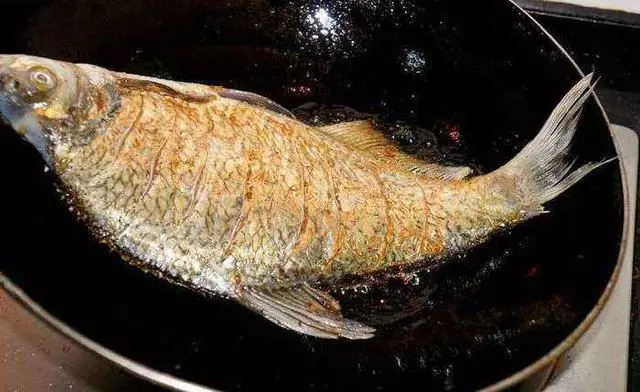 40年大廚:煎魚別直接下油鍋煎!多加1步,魚皮不破不粘鍋!