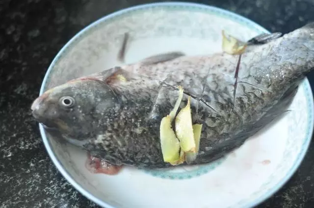 40年大廚:煎魚別直接下油鍋煎!多加1步,魚皮不破不粘鍋!