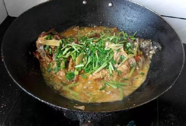 40年大廚:煎魚別直接下油鍋煎!多加1步,魚皮不破不粘鍋!
