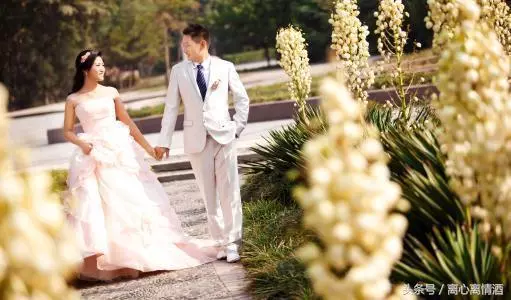 結婚時婆婆送我條金項鍊,三年後我拿去金行換款式,服務員捂嘴笑