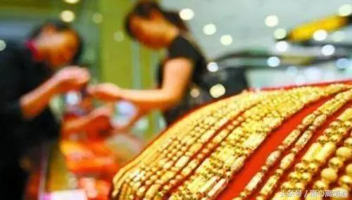 結婚時婆婆送我條金項鍊,三年後我拿去金行換款式,服務員捂嘴笑