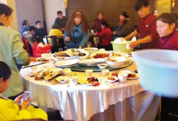 訂婚時准婆婆打包剩飯菜,我嫌她丟人,不料他卻要退婚!