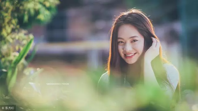 丈夫做飯時手機突然來電,妻子幫忙接聽,打開免提,妻子泫然淚下